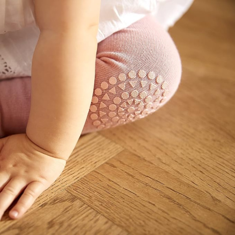 GoBabyGo antypoślizgowe rajstopy do raczkowania i nauki chodzenia Dusty Rose 12 m+