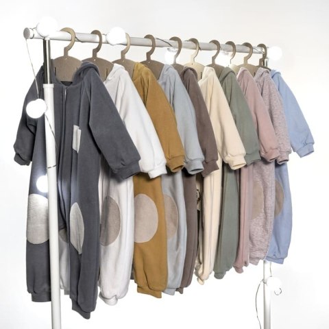 Hi Little One kombinezon całoroczny z kapturem TOG 2,0 OverSize BOHO Caffe Latte roz M Pom Pom