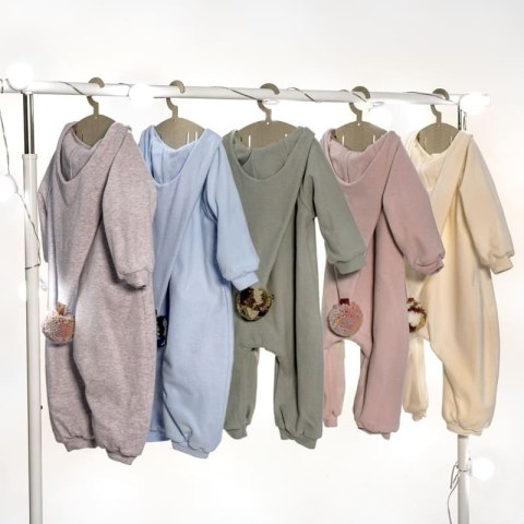 Hi Little One kombinezon całoroczny z kapturem TOG 2,0 OverSize BOHO Caffe Latte roz M Pom Pom