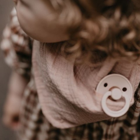 BIBS BANDANA BIB BLUSH bandanka śliniak z kieszonką na smoczek 100% organic cotton