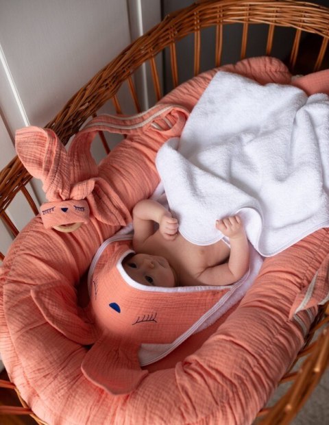 Hi Little One kokon gniazdko dla Noworodka z organicznego oddychającego BIO muślinu Salmon