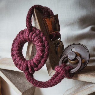 Hi Little One - sznurkowa zawieszka z kółkiem do smoczka Pacifier holder with RING Wine